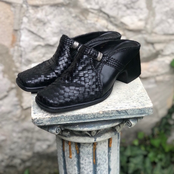 Vintage Artiva black leather mules